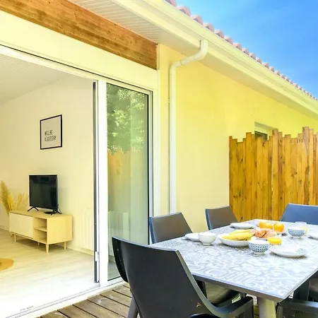 Quiet Lakeside Penates Appartement